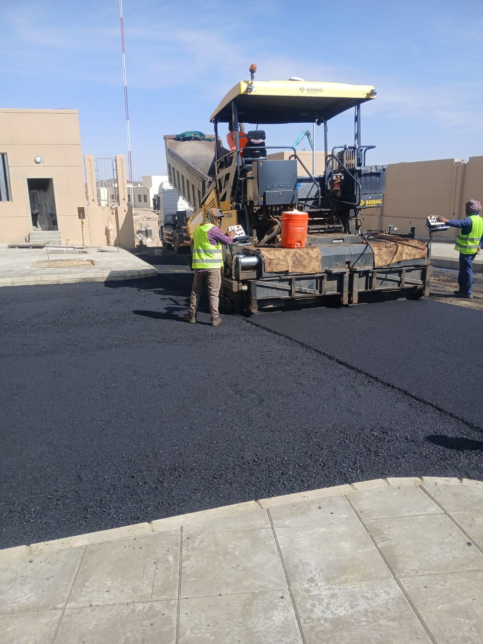 تنفيذ أعمال الطرق كاملة وفق أعلى المعايير الهندسية لضمان الجودة والاستدامة